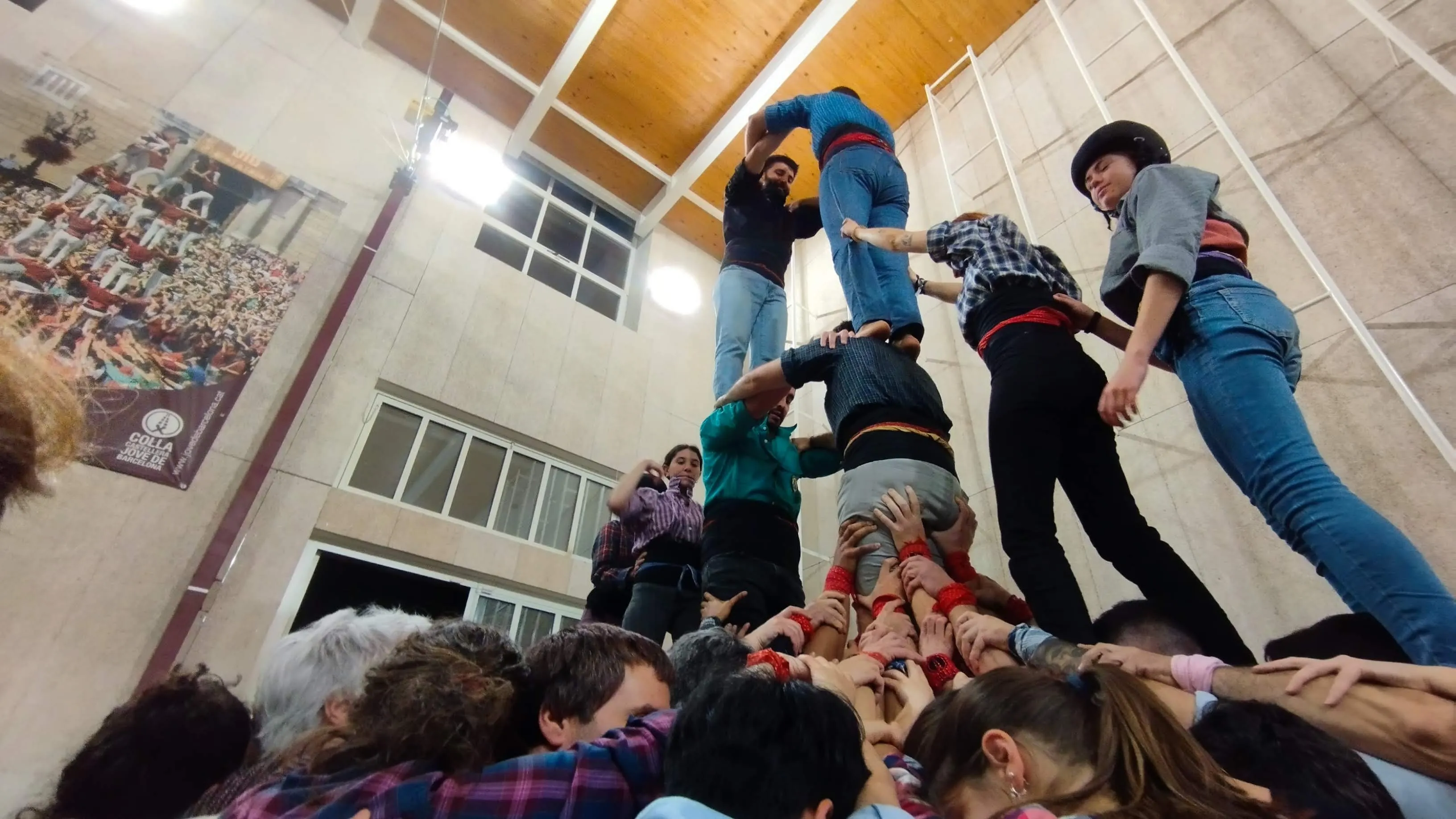 assaig castells local colla jove barcelona