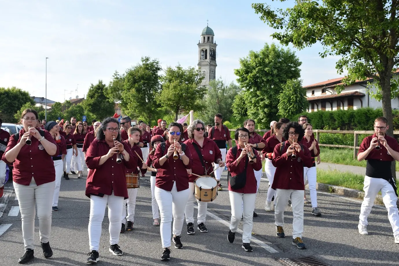 Grallers i tabalers de la colla tocant durant una actuació.